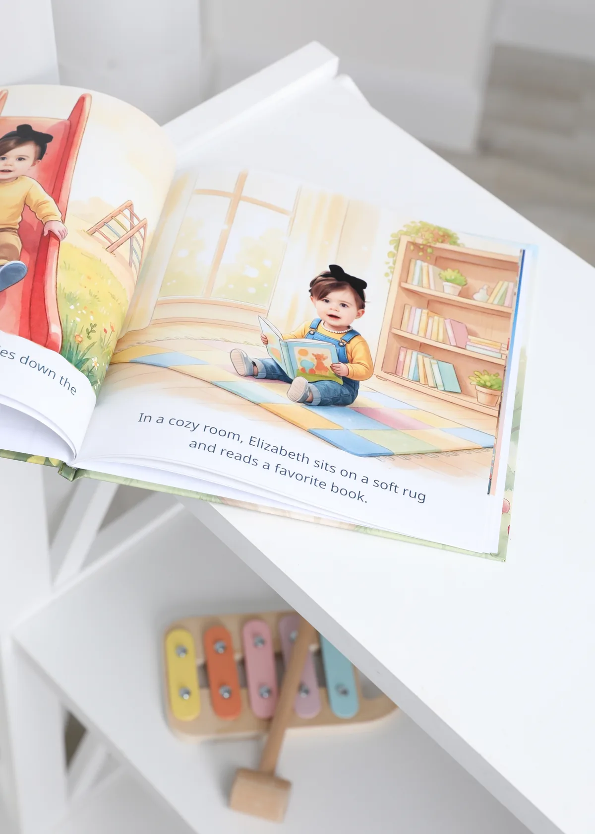 كتاب قصص أطفال مخصص مفتوح يظهر صفحات مصورة