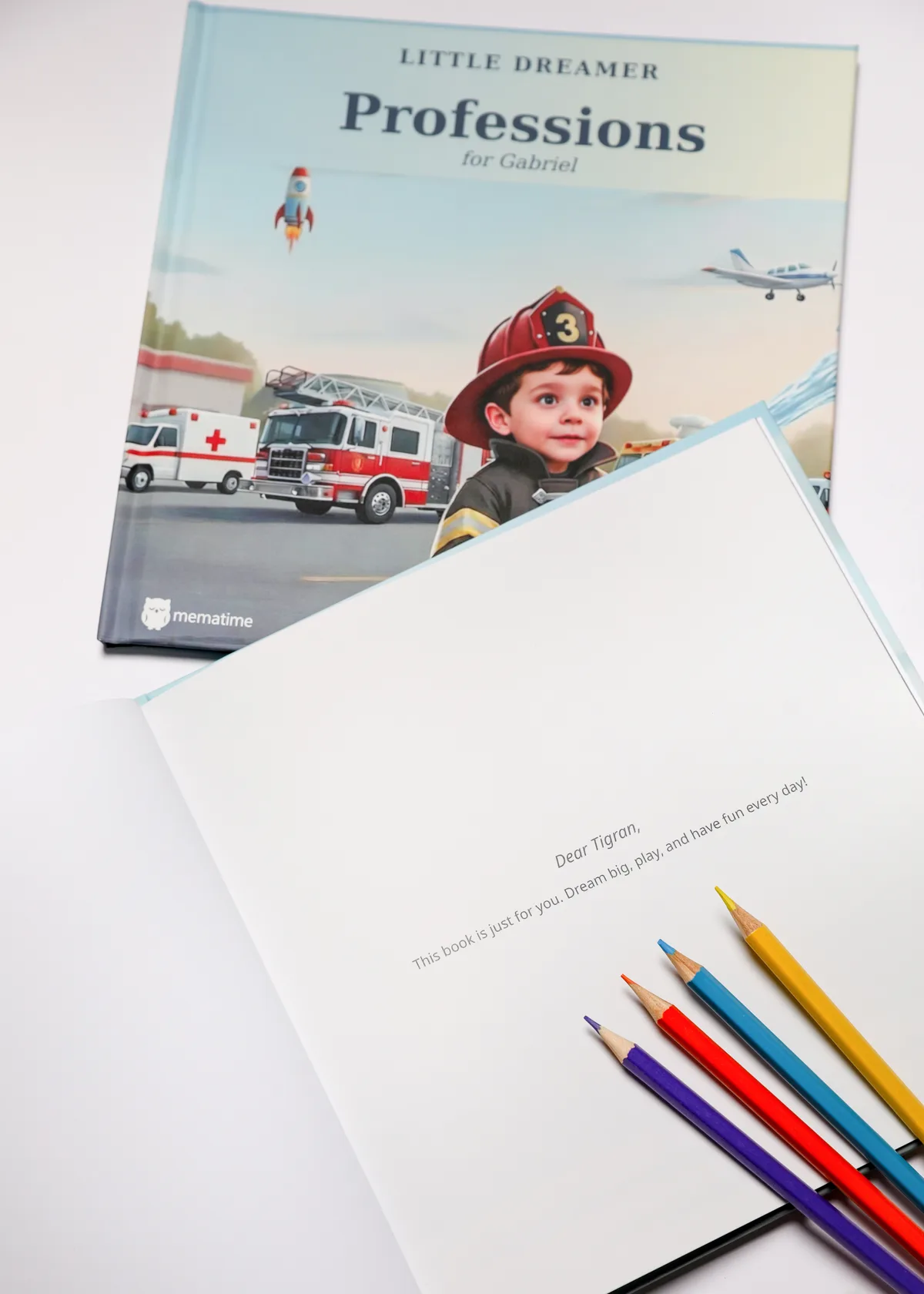 كتاب قصص أطفال مخصص مفتوح بشكل مسطح يظهر كلتا الصفحتين المصورتين