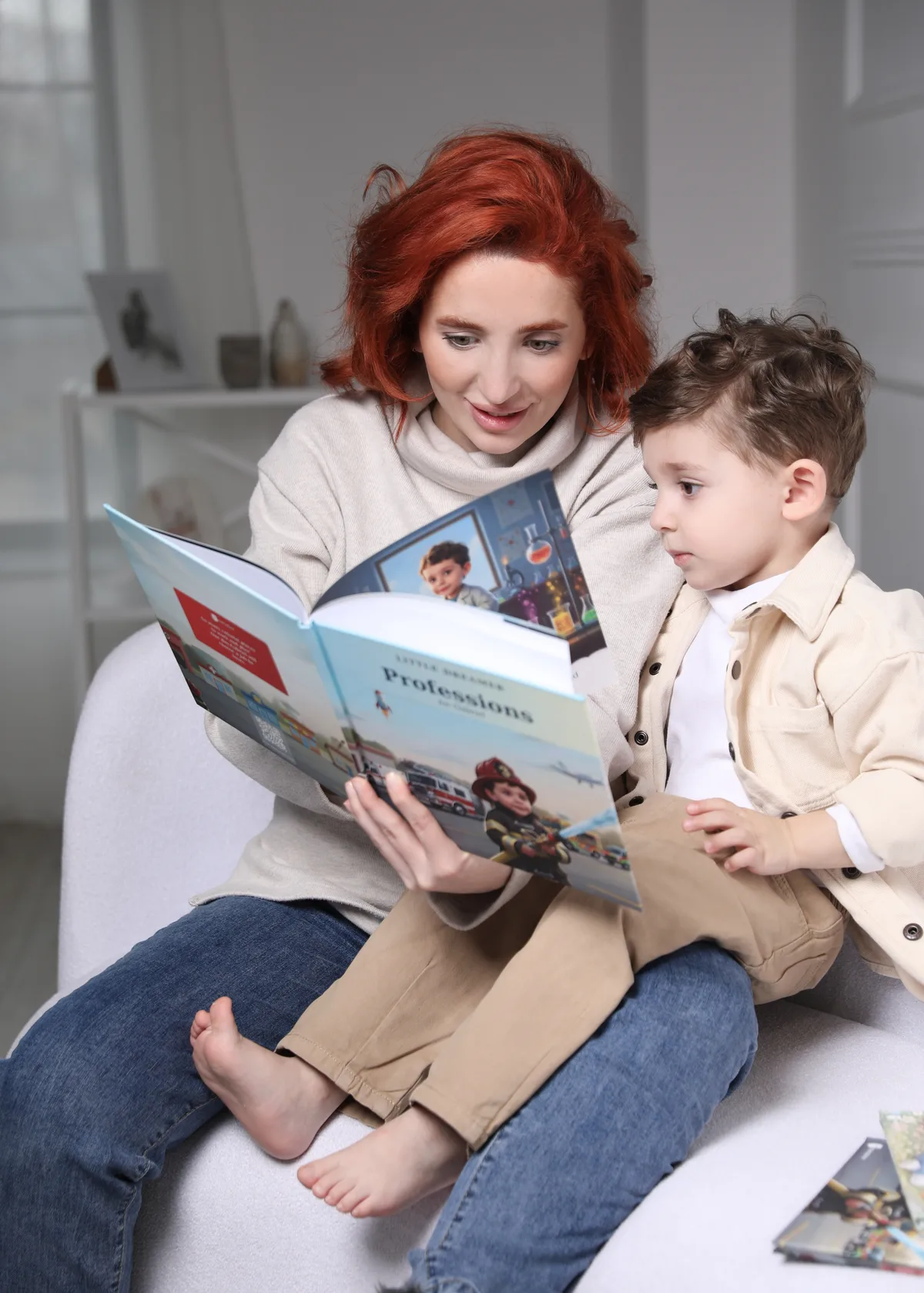 عائلة تقرأ كتاب أطفال مخصص معًا في المنزل