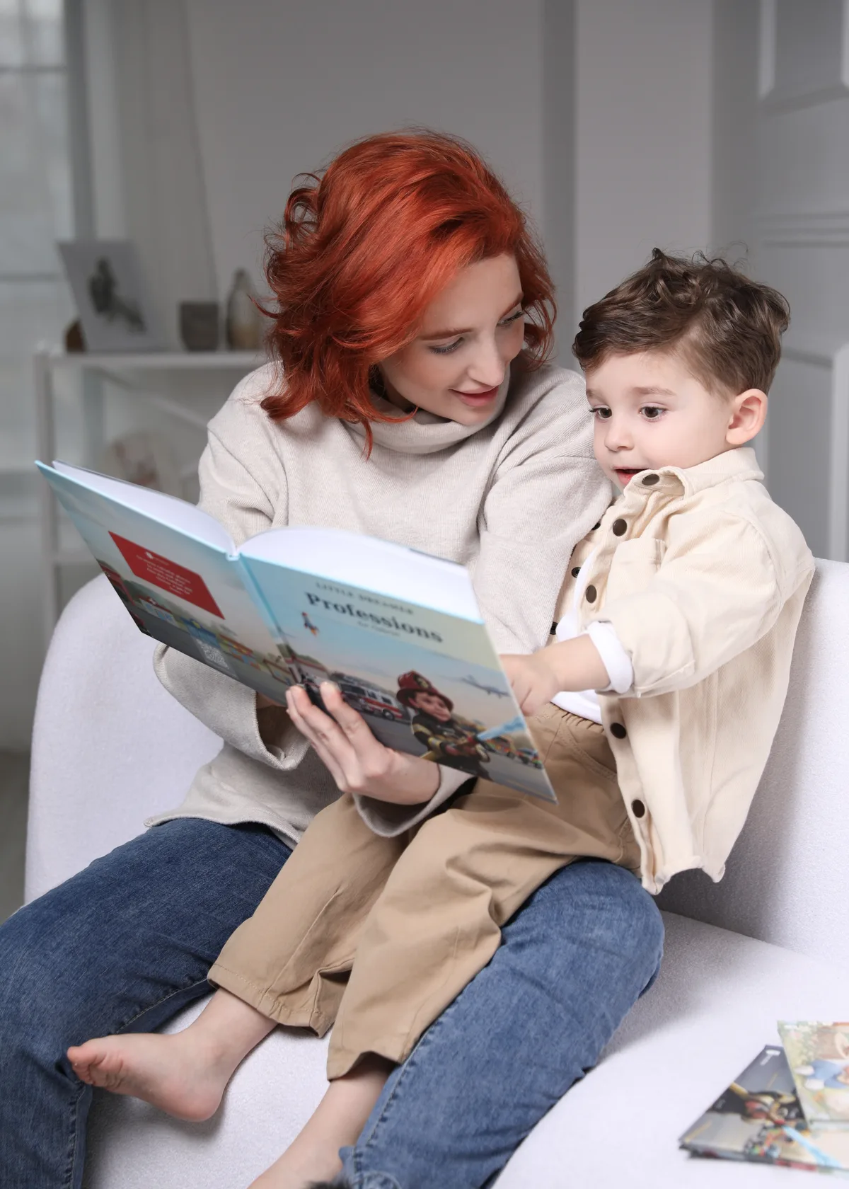 أم تقرأ كتاب قصص ما قبل النوم مخصص مع ابنها