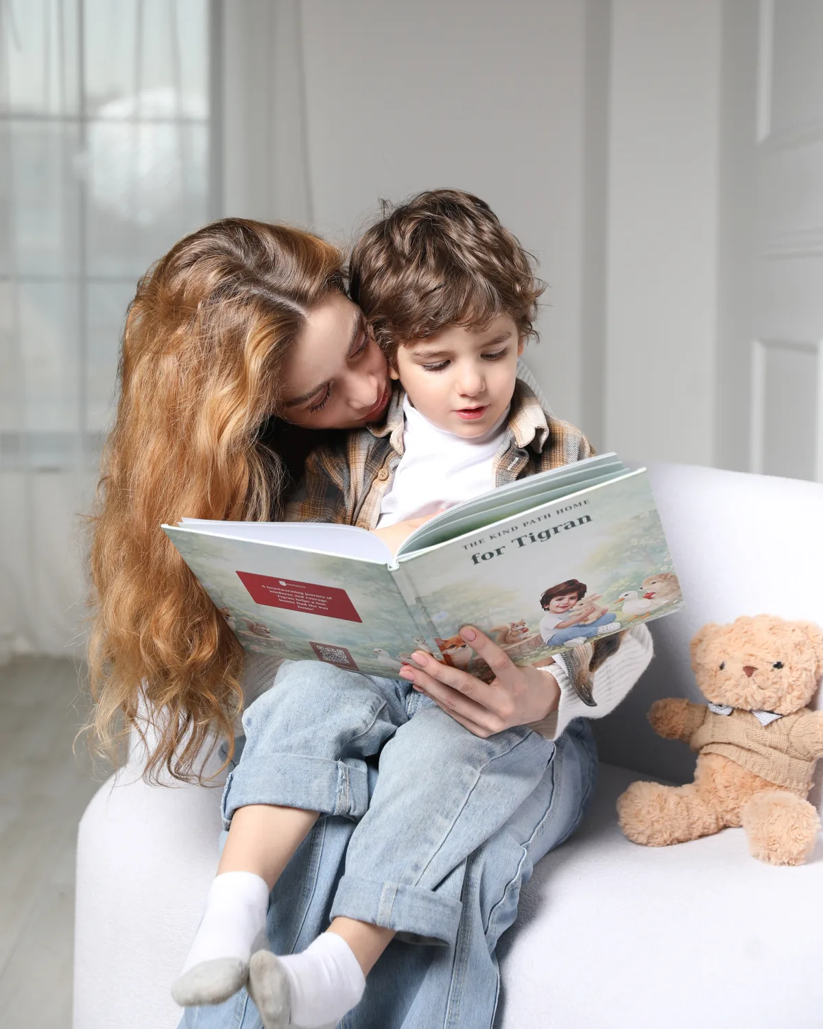 عائلة تتشارك لحظة قراءة مع كتاب قصص أطفال مخصص