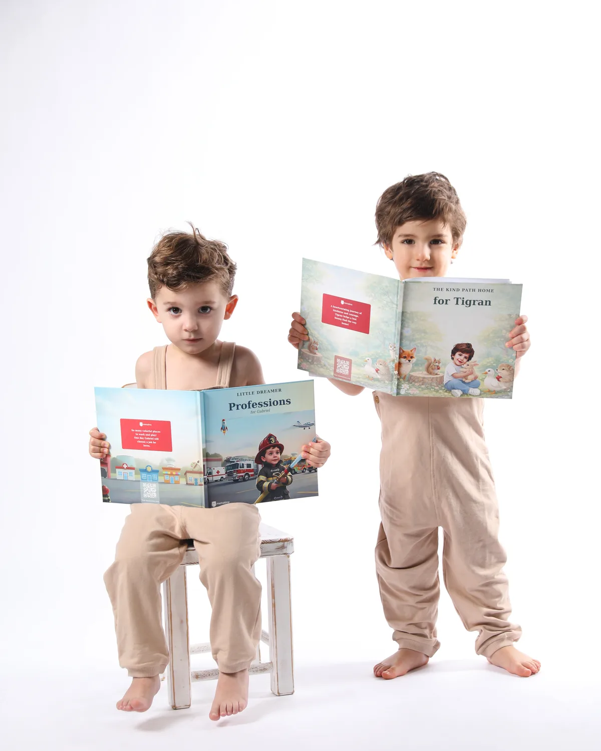 طفل رضيع ينظر إلى صفحات كتاب قصص مخصص