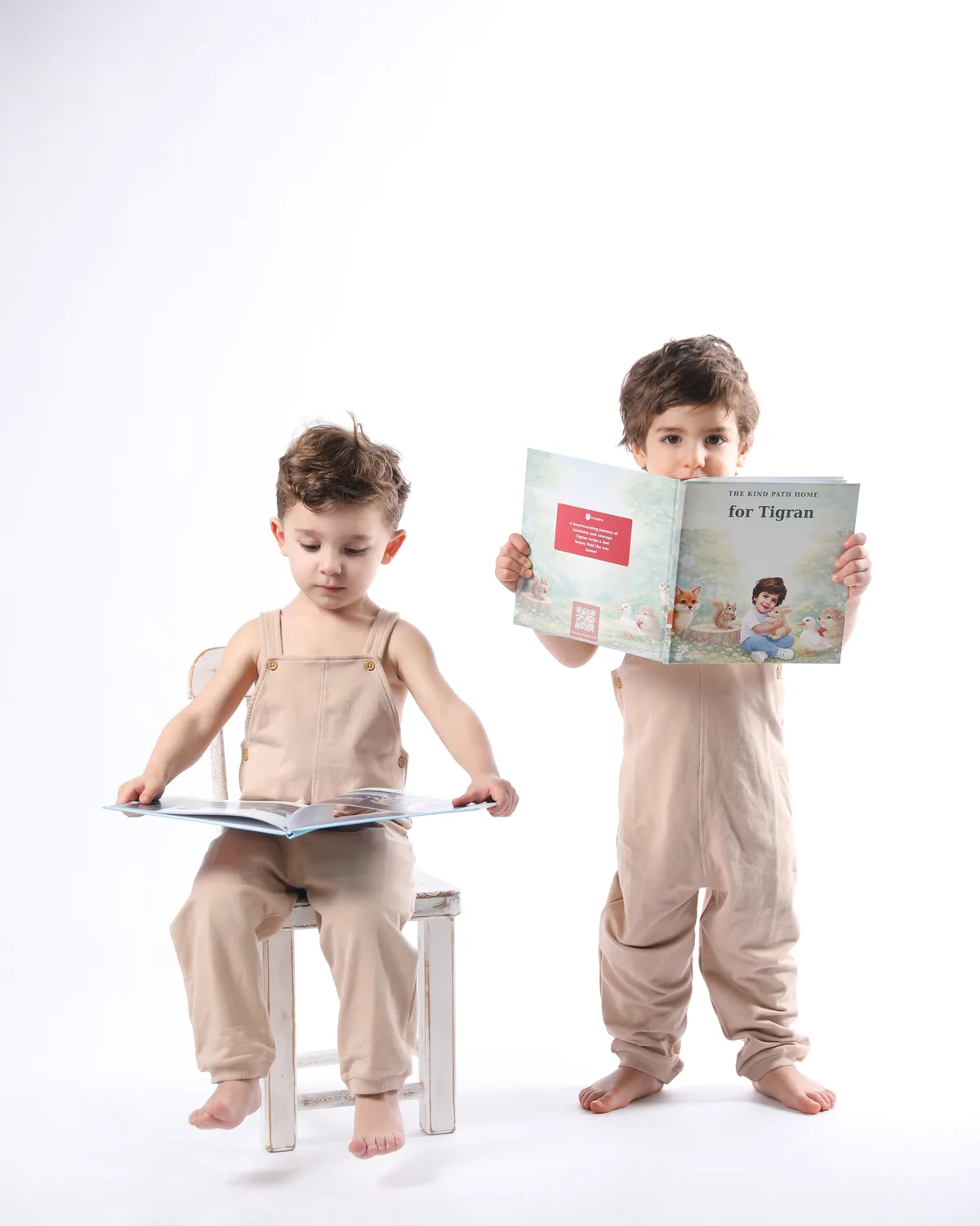 طفل يقرأ كتاب أطفال مخصص بمفرده