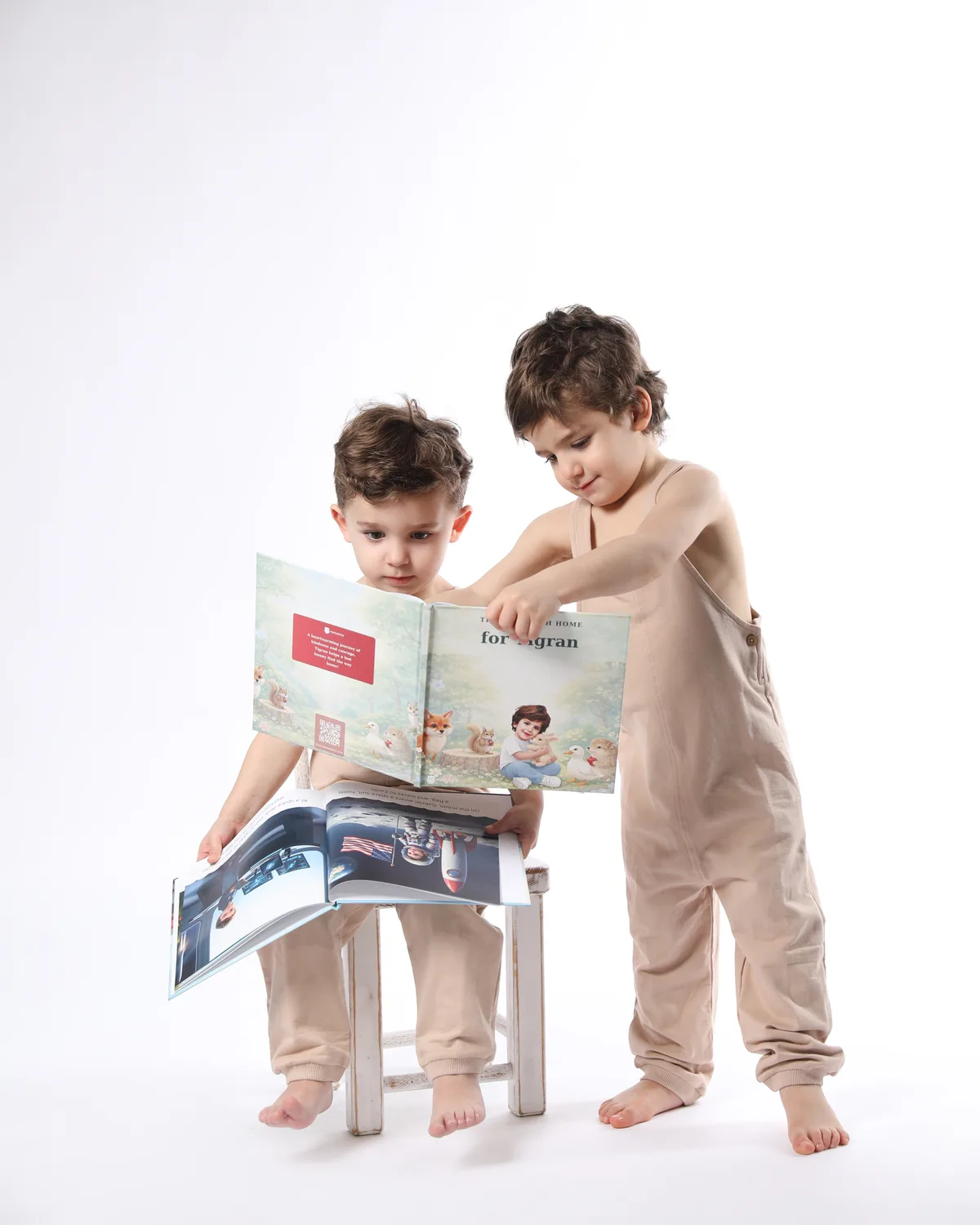 رضيع ينظر إلى صفحات كتاب مخصص بفضول