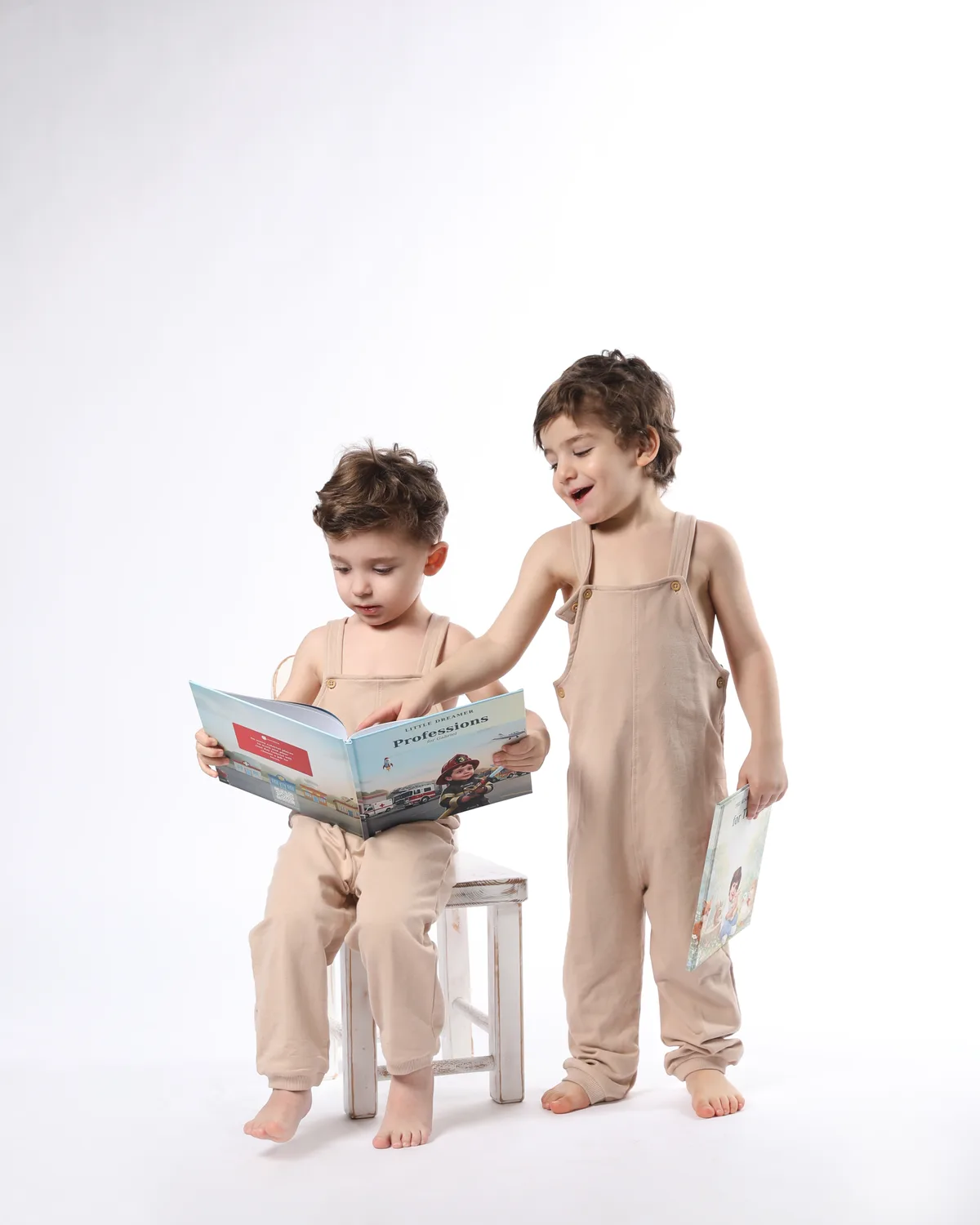 رضيع يقرأ كتاب أطفال مخصص بمفرده
