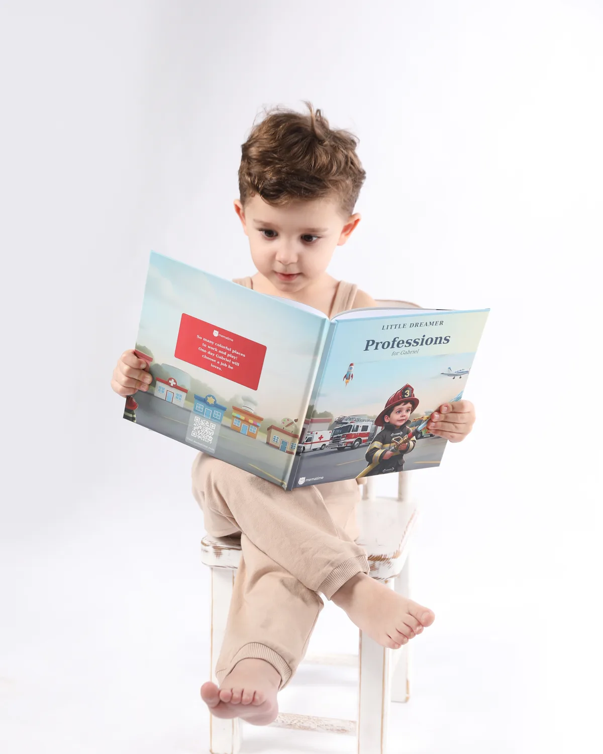 طفل متحمس يشير إلى كتاب قصصه المخصص