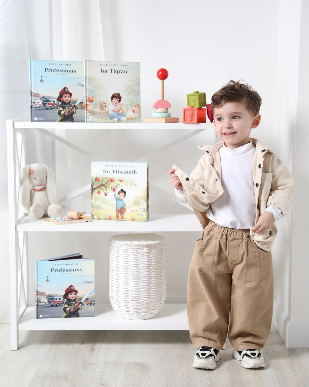 طفل أثناء وقت القصة مع كتابه المخصص